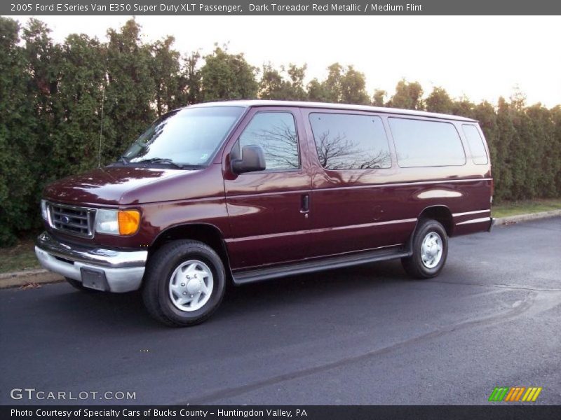 Front 3/4 View of 2005 E Series Van E350 Super Duty XLT Passenger