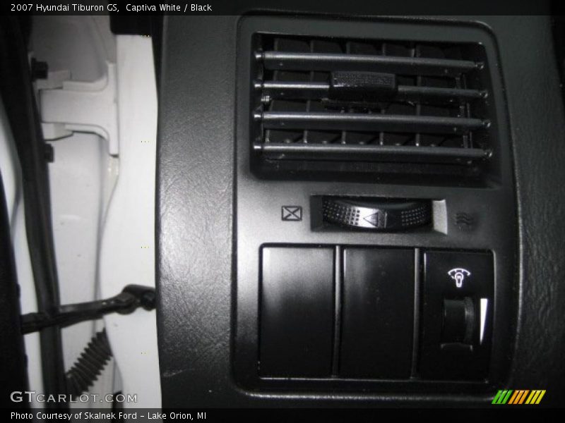 Captiva White / Black 2007 Hyundai Tiburon GS