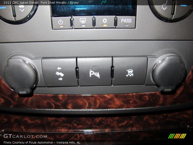 Pure Silver Metallic / Ebony 2011 GMC Yukon Denali