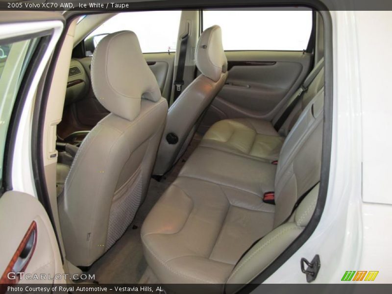 Ice White / Taupe 2005 Volvo XC70 AWD