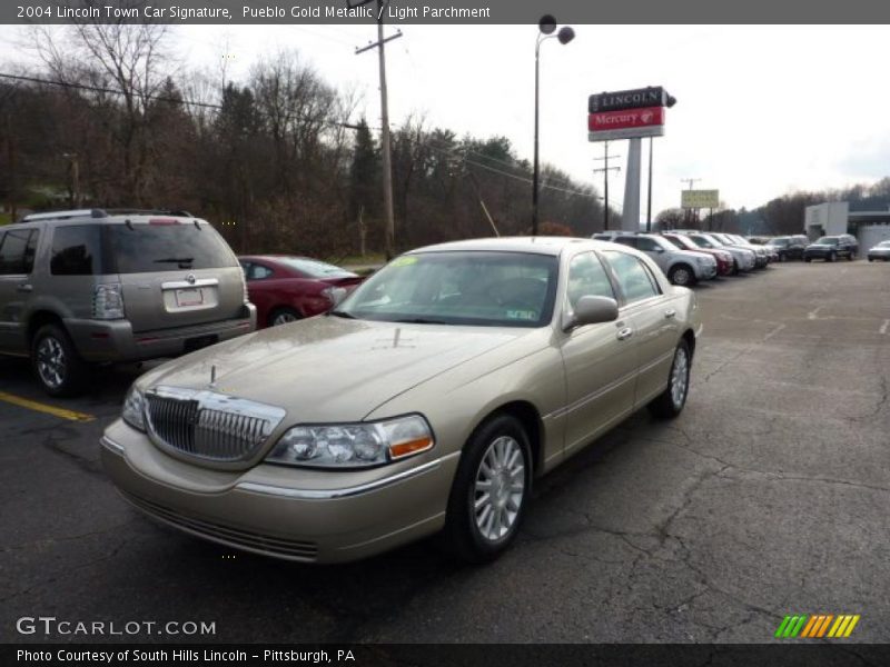 Pueblo Gold Metallic / Light Parchment 2004 Lincoln Town Car Signature