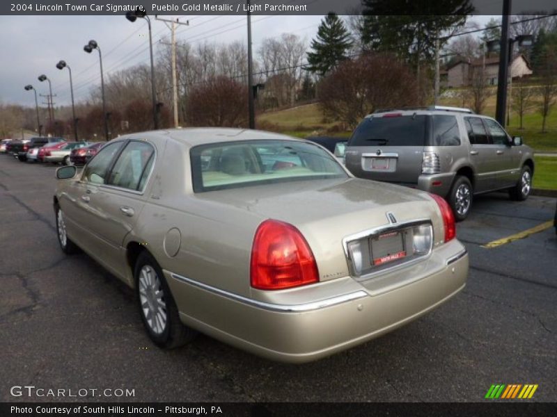 Pueblo Gold Metallic / Light Parchment 2004 Lincoln Town Car Signature