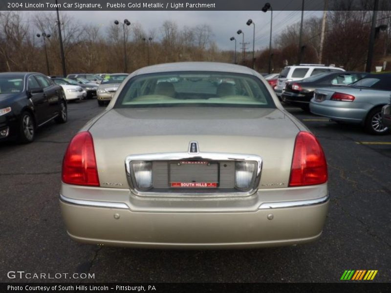 Pueblo Gold Metallic / Light Parchment 2004 Lincoln Town Car Signature