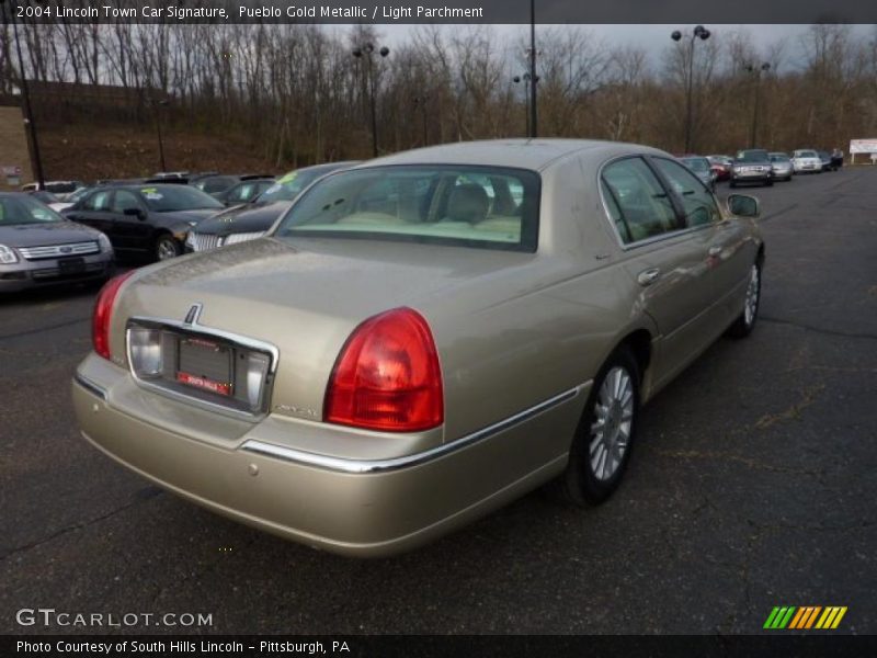 Pueblo Gold Metallic / Light Parchment 2004 Lincoln Town Car Signature