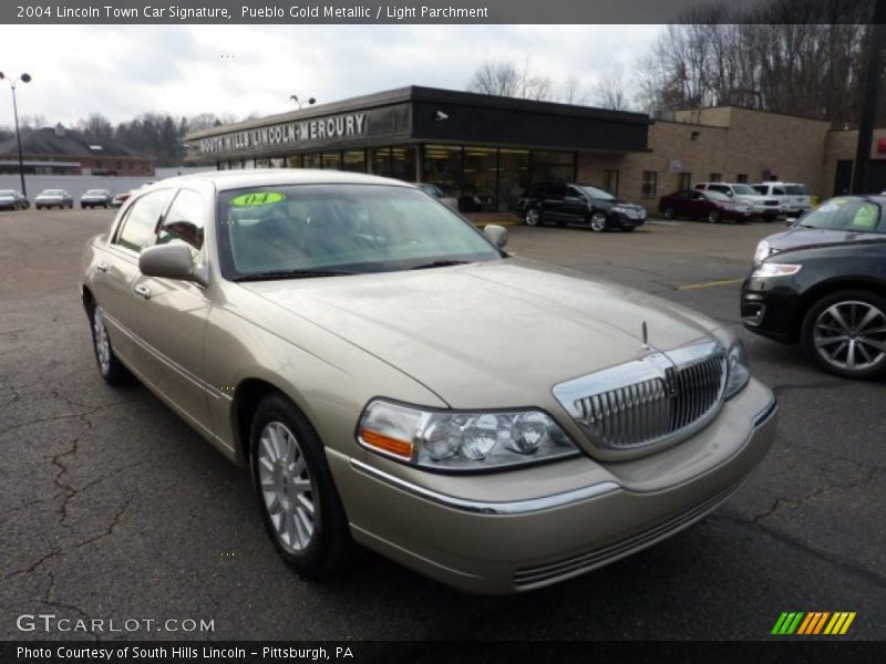 Pueblo Gold Metallic / Light Parchment 2004 Lincoln Town Car Signature