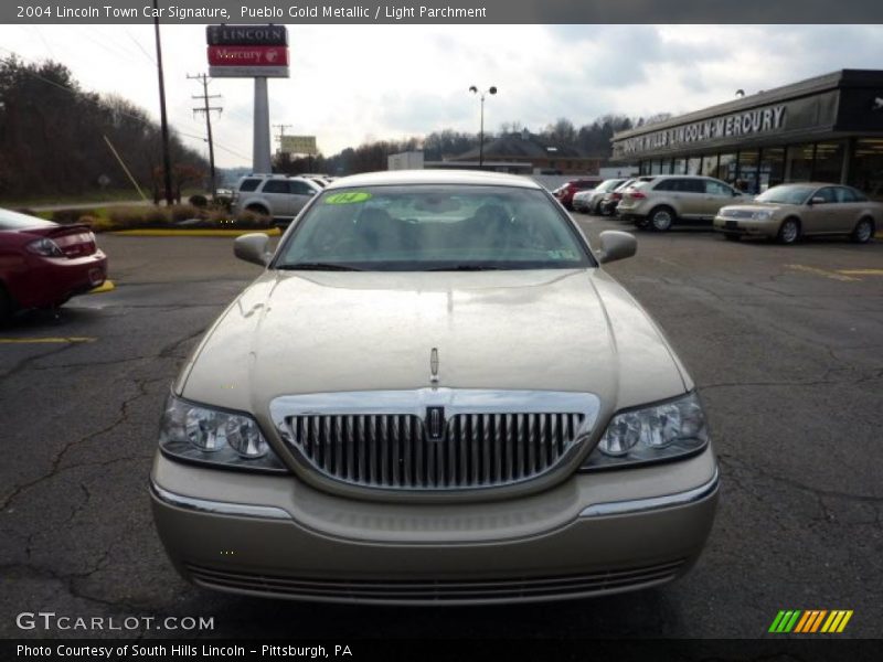 Pueblo Gold Metallic / Light Parchment 2004 Lincoln Town Car Signature