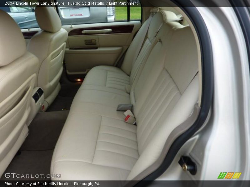  2004 Town Car Signature Light Parchment Interior