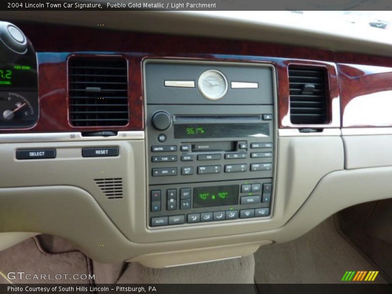 Controls of 2004 Town Car Signature