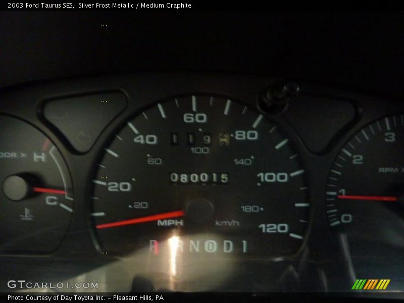 Silver Frost Metallic / Medium Graphite 2003 Ford Taurus SES