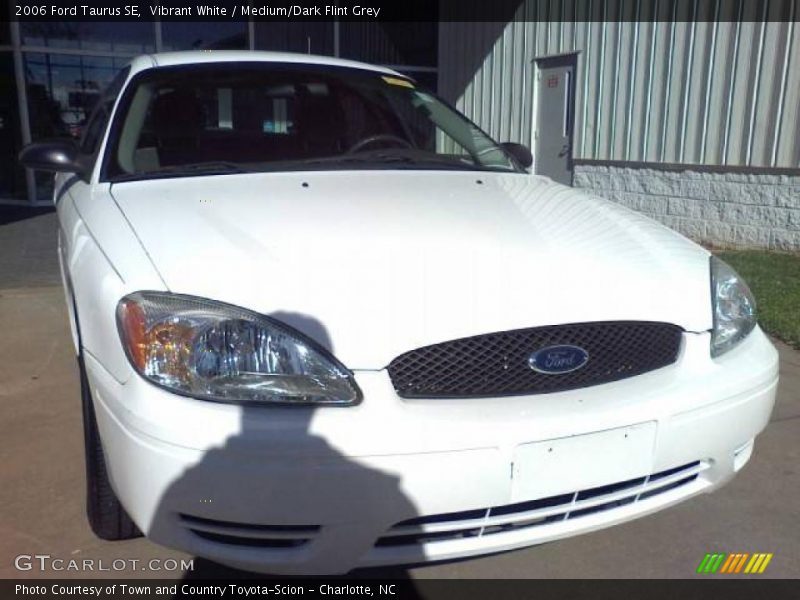 Vibrant White / Medium/Dark Flint Grey 2006 Ford Taurus SE