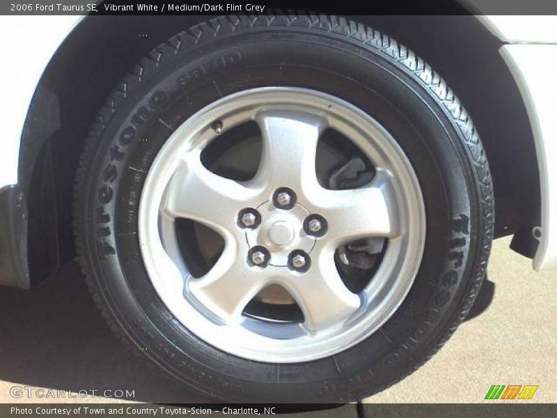 Vibrant White / Medium/Dark Flint Grey 2006 Ford Taurus SE