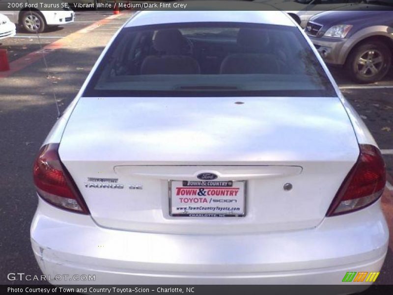 Vibrant White / Medium/Dark Flint Grey 2006 Ford Taurus SE
