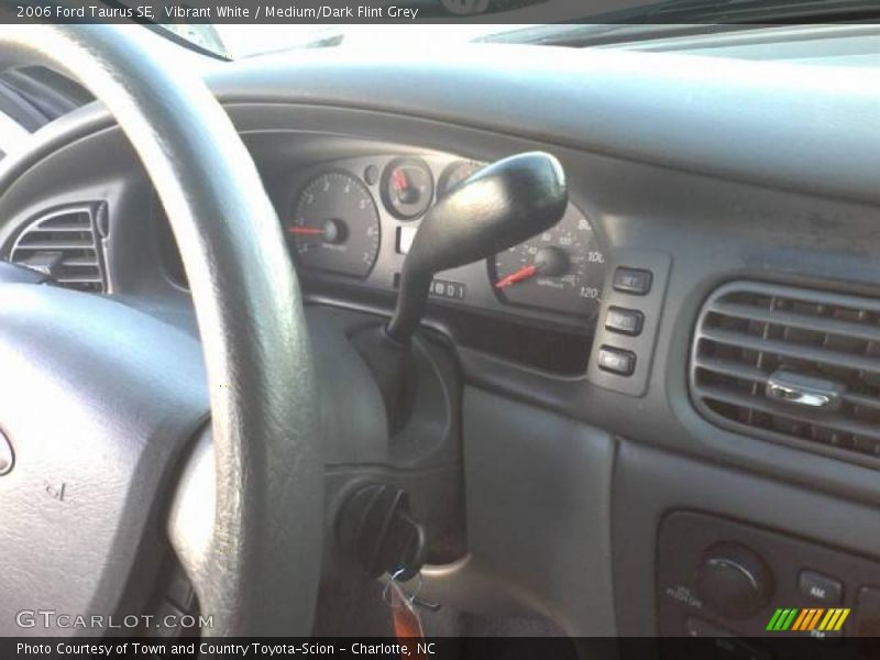 Vibrant White / Medium/Dark Flint Grey 2006 Ford Taurus SE