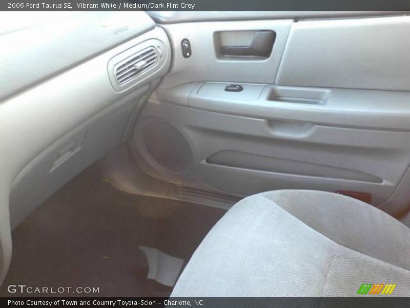 Vibrant White / Medium/Dark Flint Grey 2006 Ford Taurus SE
