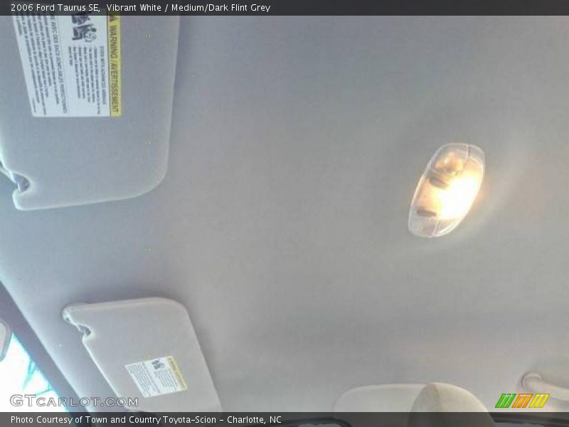 Vibrant White / Medium/Dark Flint Grey 2006 Ford Taurus SE