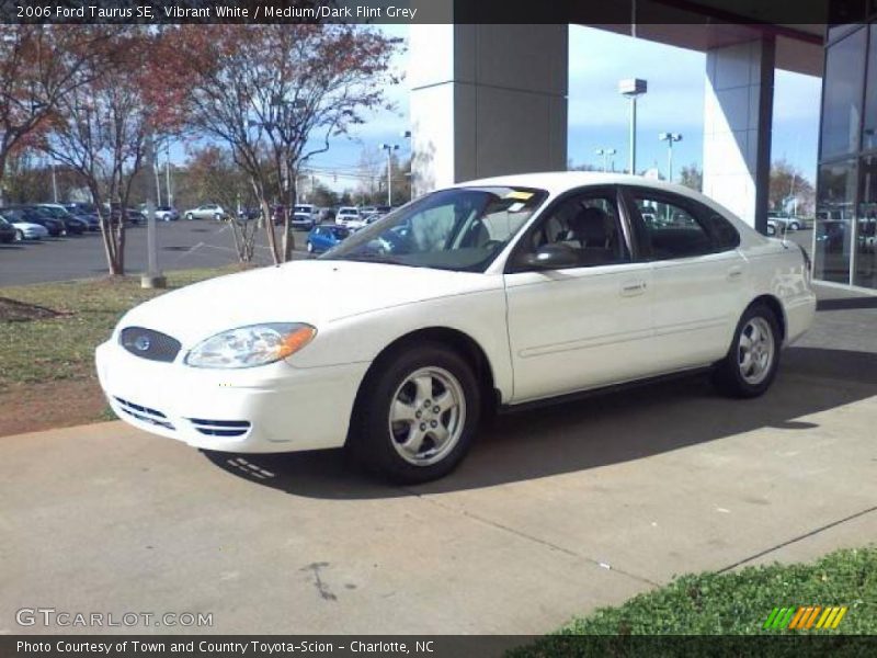 Vibrant White / Medium/Dark Flint Grey 2006 Ford Taurus SE