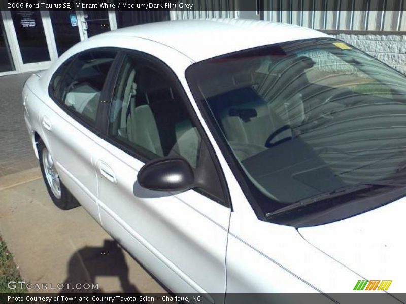 Vibrant White / Medium/Dark Flint Grey 2006 Ford Taurus SE