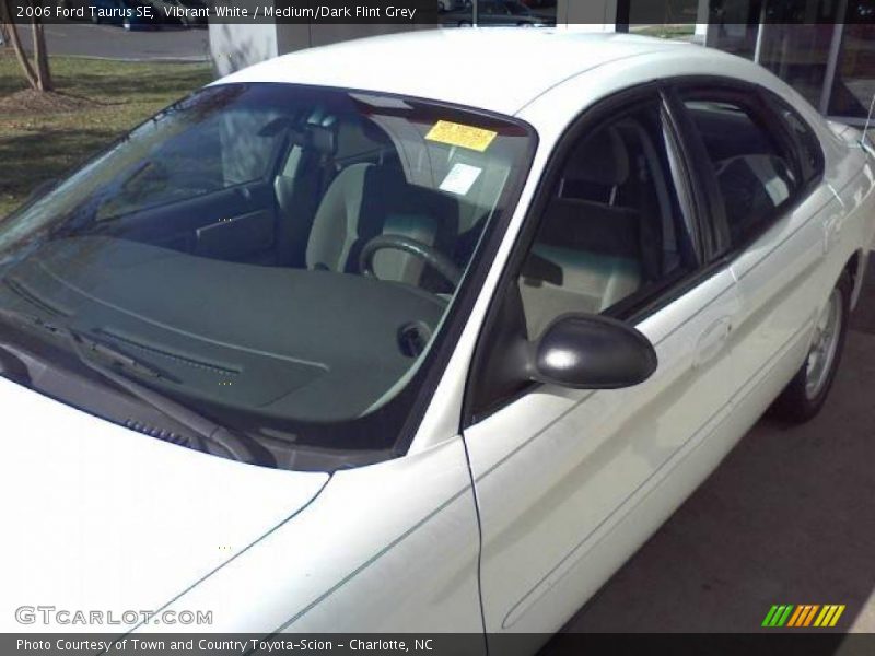 Vibrant White / Medium/Dark Flint Grey 2006 Ford Taurus SE