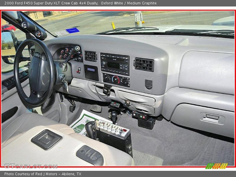 Dashboard of 2000 F450 Super Duty XLT Crew Cab 4x4 Dually