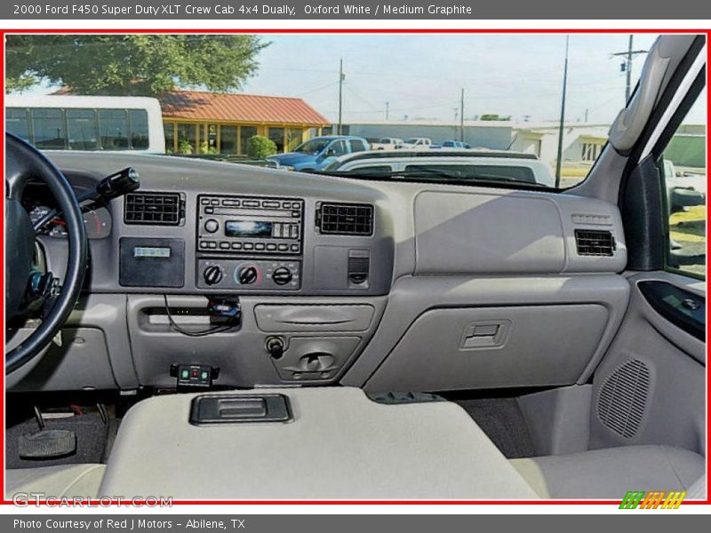 Dashboard of 2000 F450 Super Duty XLT Crew Cab 4x4 Dually