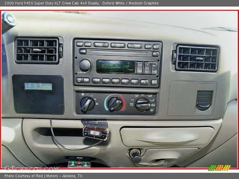 Controls of 2000 F450 Super Duty XLT Crew Cab 4x4 Dually