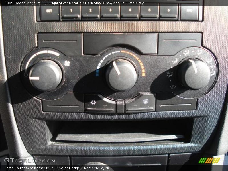 Bright Silver Metallic / Dark Slate Gray/Medium Slate Gray 2005 Dodge Magnum SE