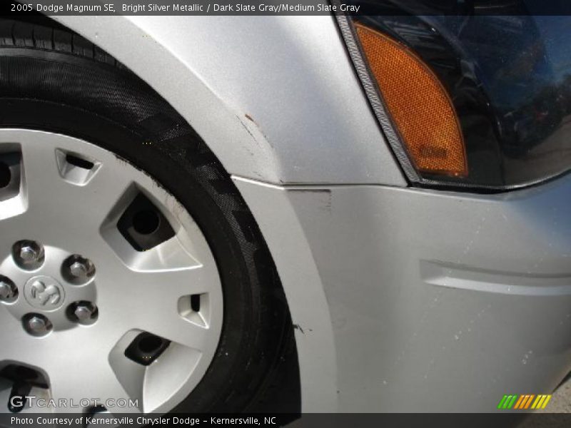 Bright Silver Metallic / Dark Slate Gray/Medium Slate Gray 2005 Dodge Magnum SE
