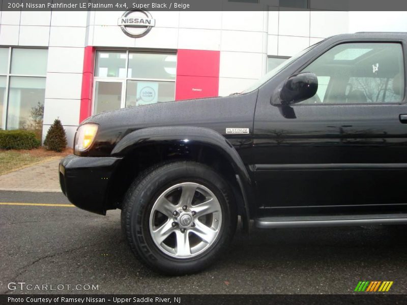 Super Black / Beige 2004 Nissan Pathfinder LE Platinum 4x4