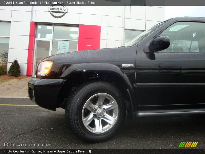 Super Black / Beige 2004 Nissan Pathfinder LE Platinum 4x4