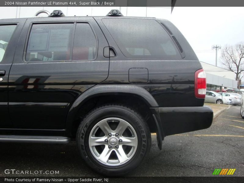Super Black / Beige 2004 Nissan Pathfinder LE Platinum 4x4