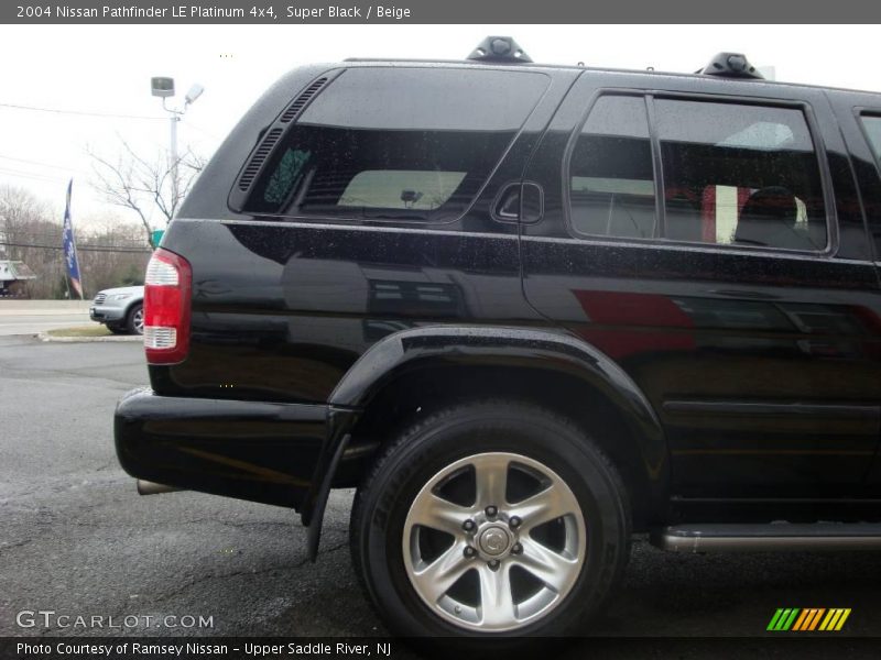 Super Black / Beige 2004 Nissan Pathfinder LE Platinum 4x4