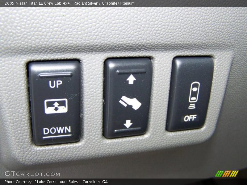 Radiant Silver / Graphite/Titanium 2005 Nissan Titan LE Crew Cab 4x4