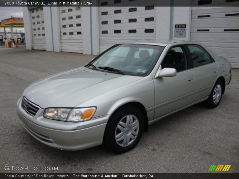 Front 3/4 View of 2000 Camry LE