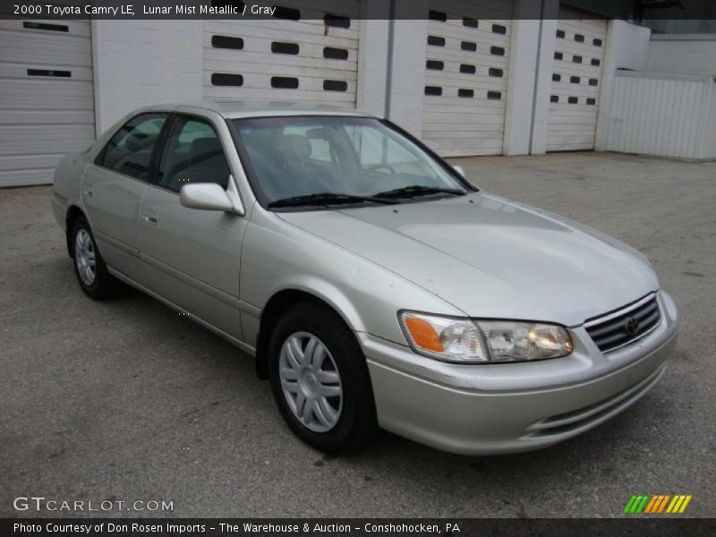 Front 3/4 View of 2000 Camry LE