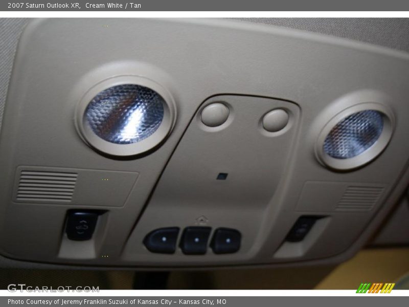 Cream White / Tan 2007 Saturn Outlook XR