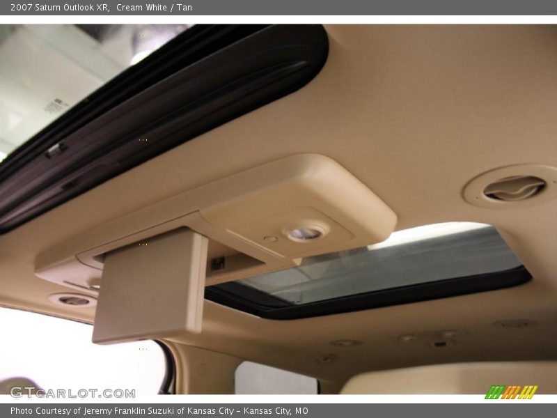 Cream White / Tan 2007 Saturn Outlook XR