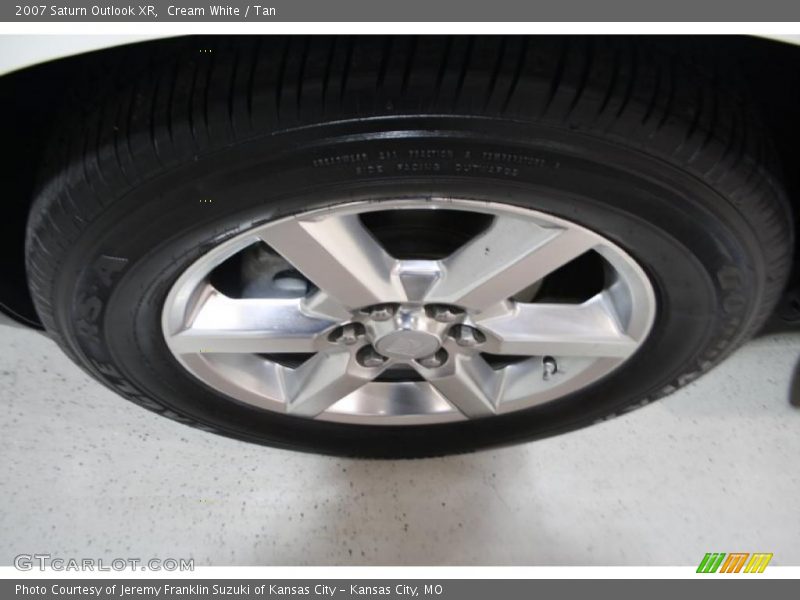 Cream White / Tan 2007 Saturn Outlook XR