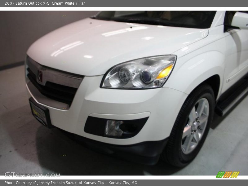 Cream White / Tan 2007 Saturn Outlook XR