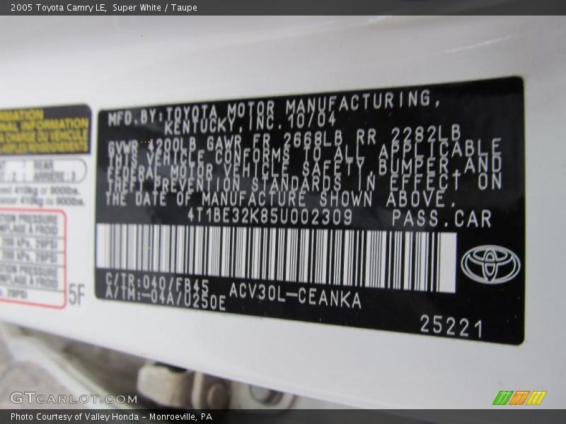 Super White / Taupe 2005 Toyota Camry LE