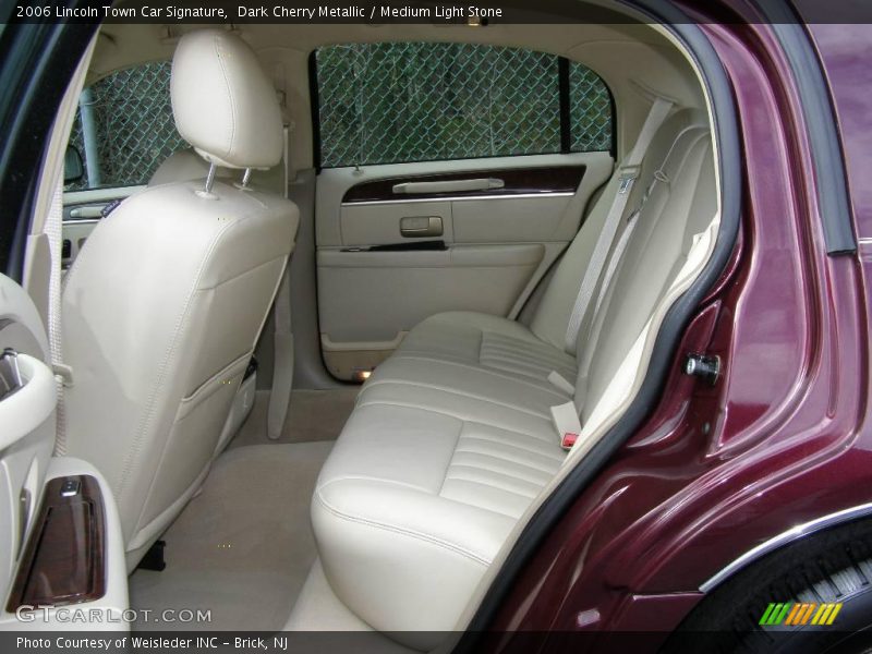 Dark Cherry Metallic / Medium Light Stone 2006 Lincoln Town Car Signature