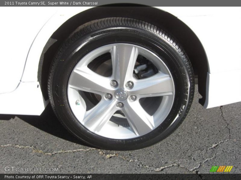 Super White / Dark Charcoal 2011 Toyota Camry SE