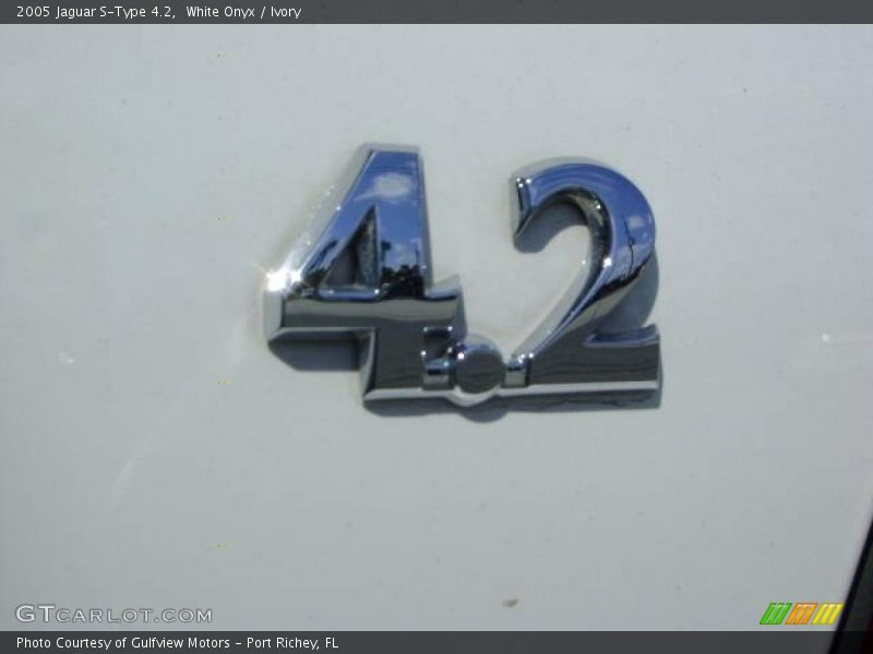 White Onyx / Ivory 2005 Jaguar S-Type 4.2