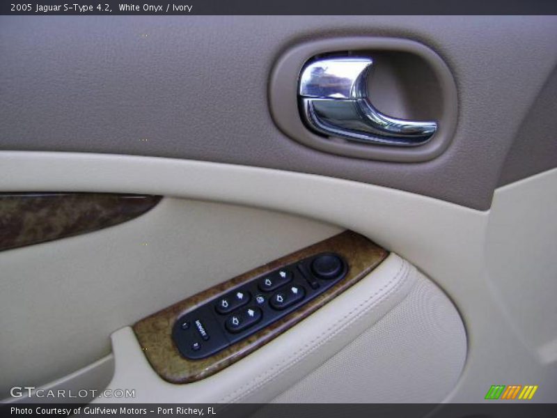 White Onyx / Ivory 2005 Jaguar S-Type 4.2