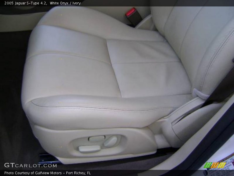 White Onyx / Ivory 2005 Jaguar S-Type 4.2