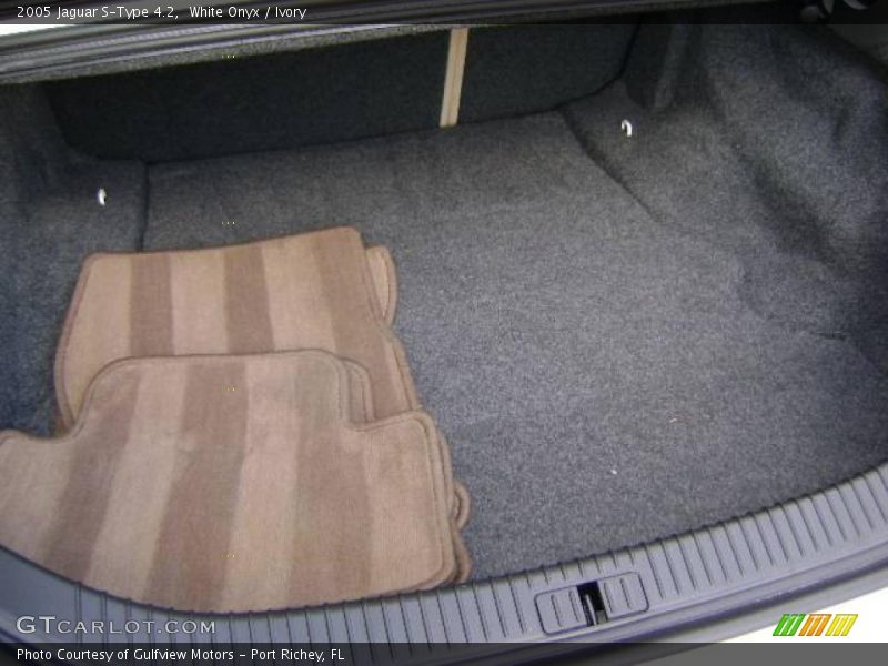White Onyx / Ivory 2005 Jaguar S-Type 4.2