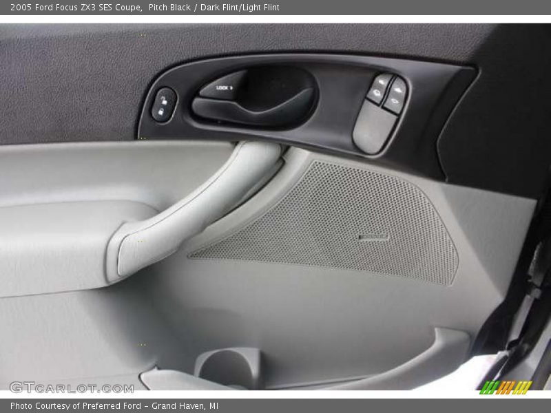 Pitch Black / Dark Flint/Light Flint 2005 Ford Focus ZX3 SES Coupe