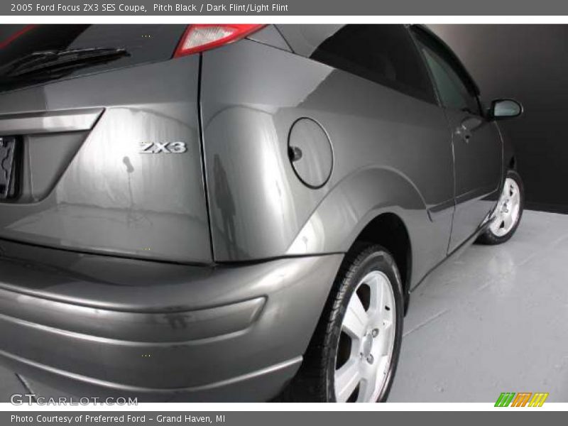 Pitch Black / Dark Flint/Light Flint 2005 Ford Focus ZX3 SES Coupe