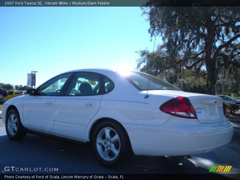 Vibrant White / Medium/Dark Pebble 2007 Ford Taurus SE