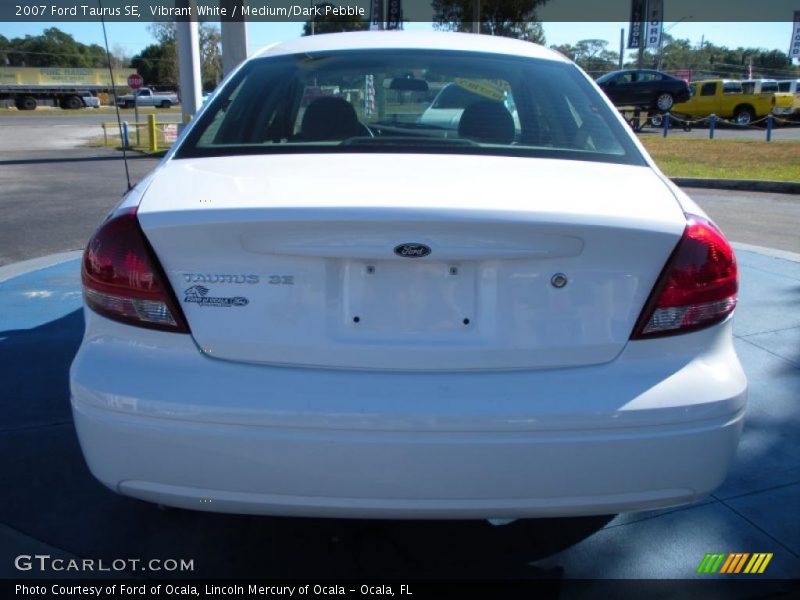 Vibrant White / Medium/Dark Pebble 2007 Ford Taurus SE
