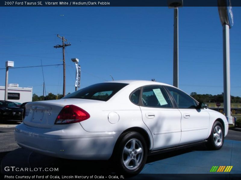 Vibrant White / Medium/Dark Pebble 2007 Ford Taurus SE